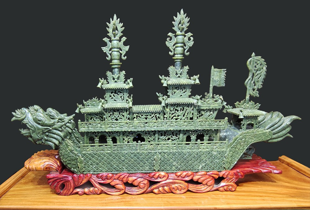 "Nave del drago" in giada spinacio
