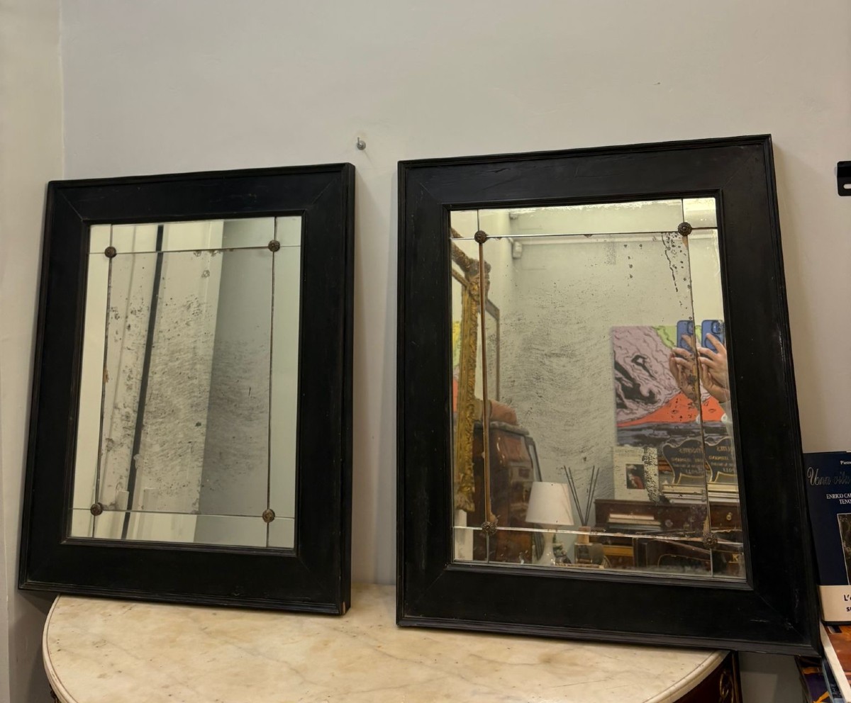 Coppia di cornici in ebano con specchi-photo-1