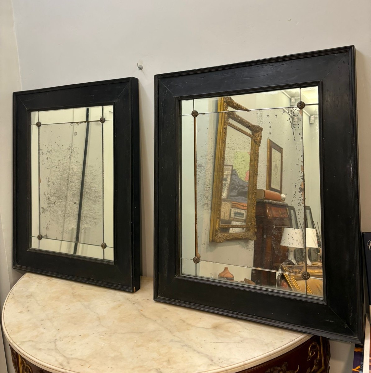 Coppia di cornici in ebano con specchi