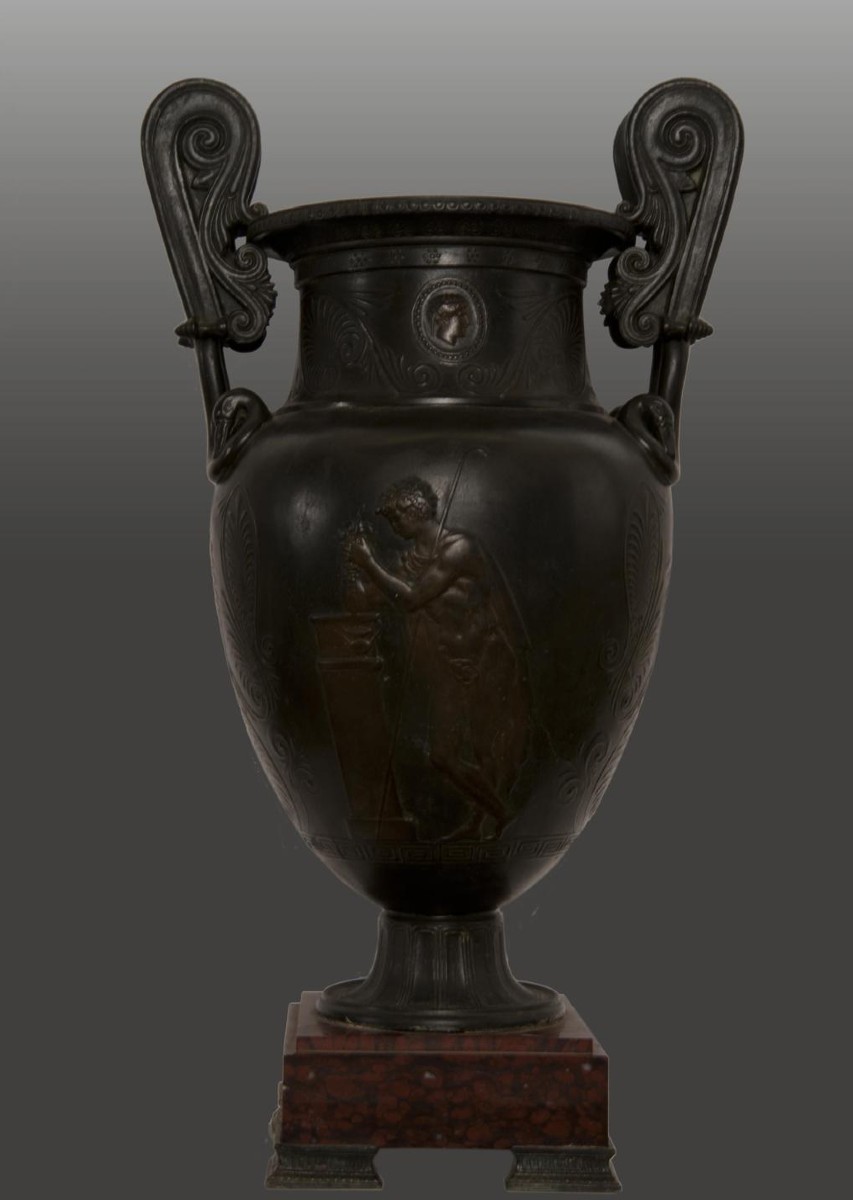 Vaso in bronzo con base in marmo