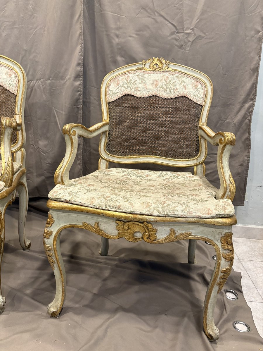 Coppia di poltrone in legno laccato e dorato-photo-2