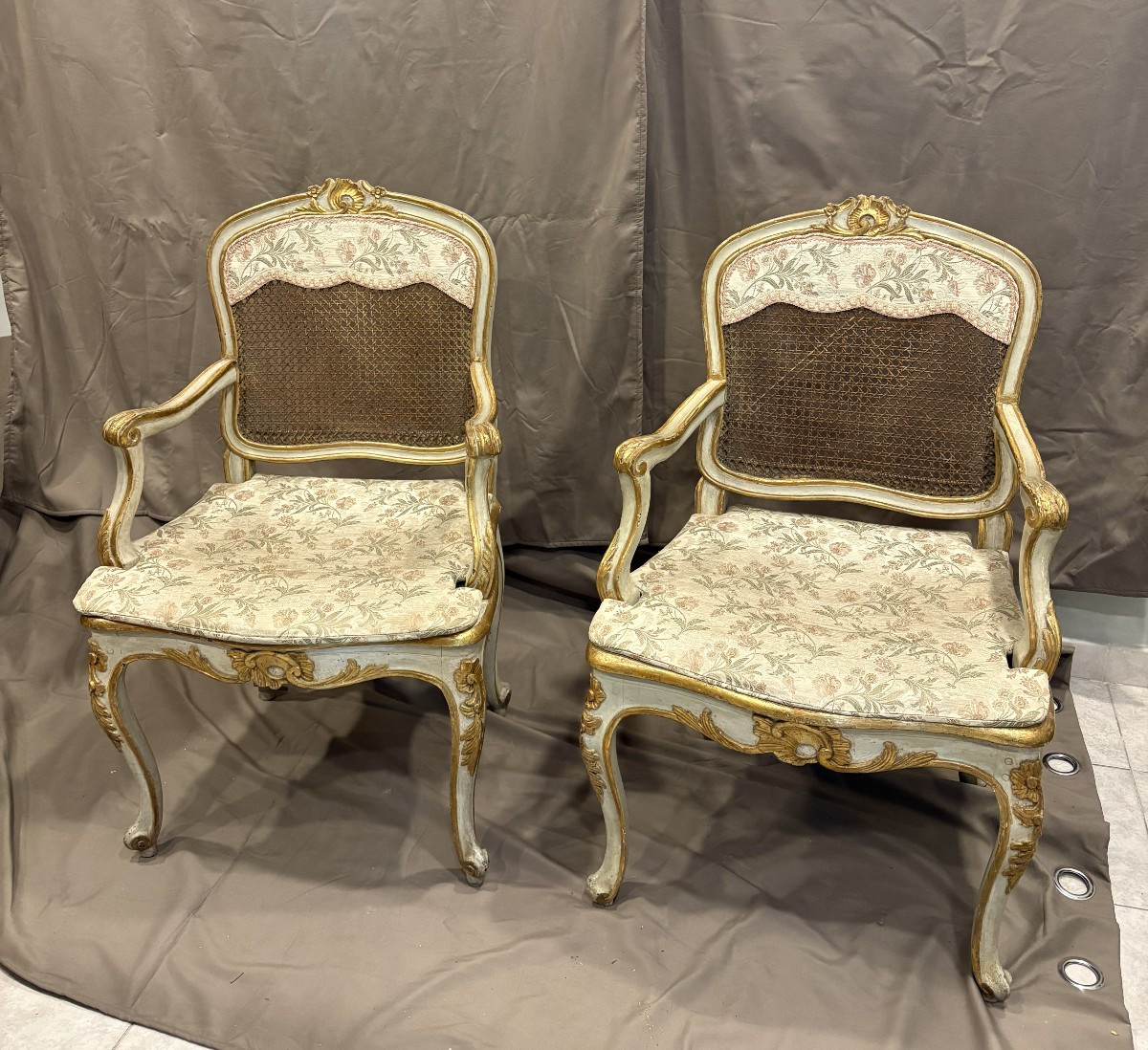 Coppia di poltrone in legno laccato e dorato