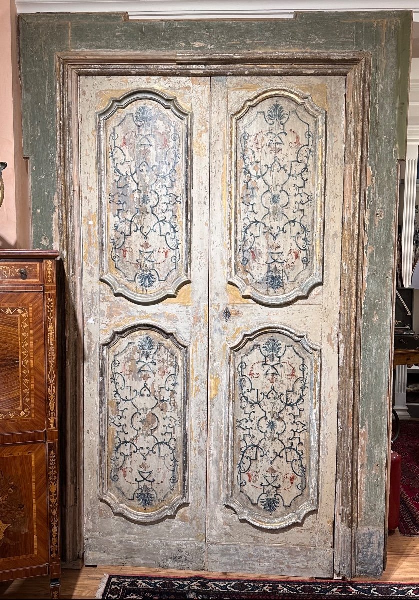 Porta con stipite e cardini originali decori di epoca. Provenienza Napoli prima metà del '700. 