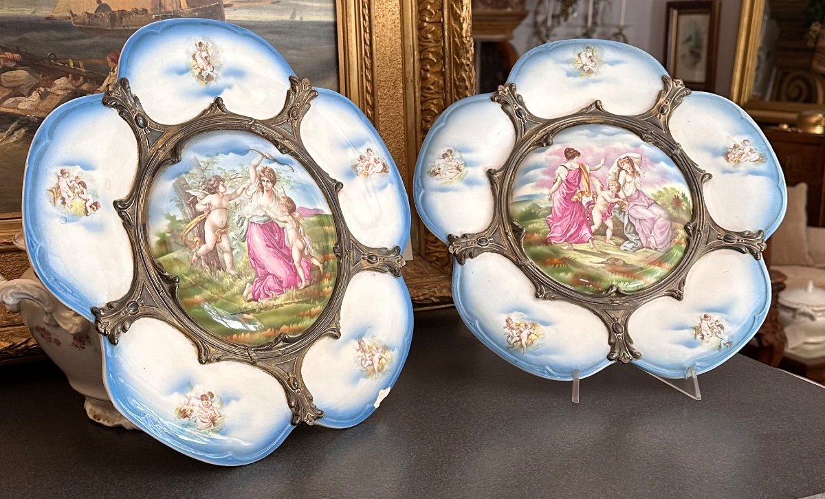 Coppia di piatti Limoges in porcellana, stile Liberty.