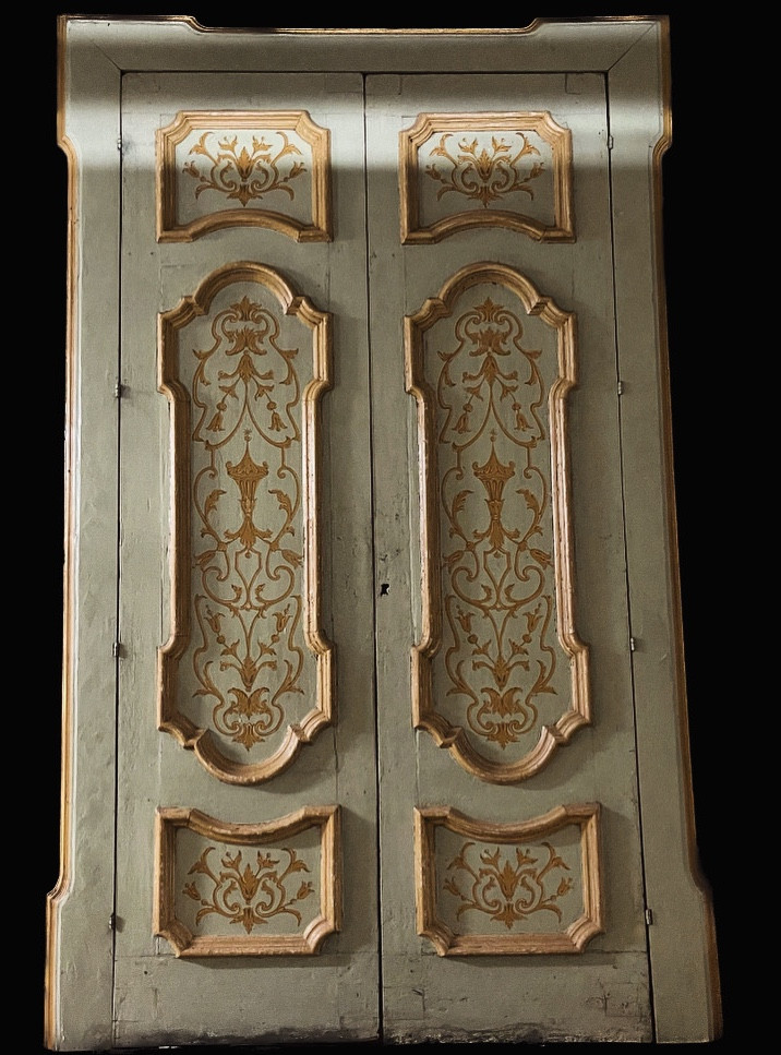 Porta con stipite e cardini, decori di epoca. Provenienza Napoli periodo '700.