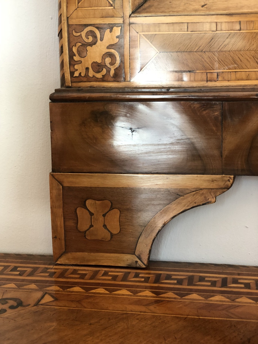 Consolle Biedermeier XIX in noce e radica di noce lastronata con intarsi in acero e decori.-photo-2