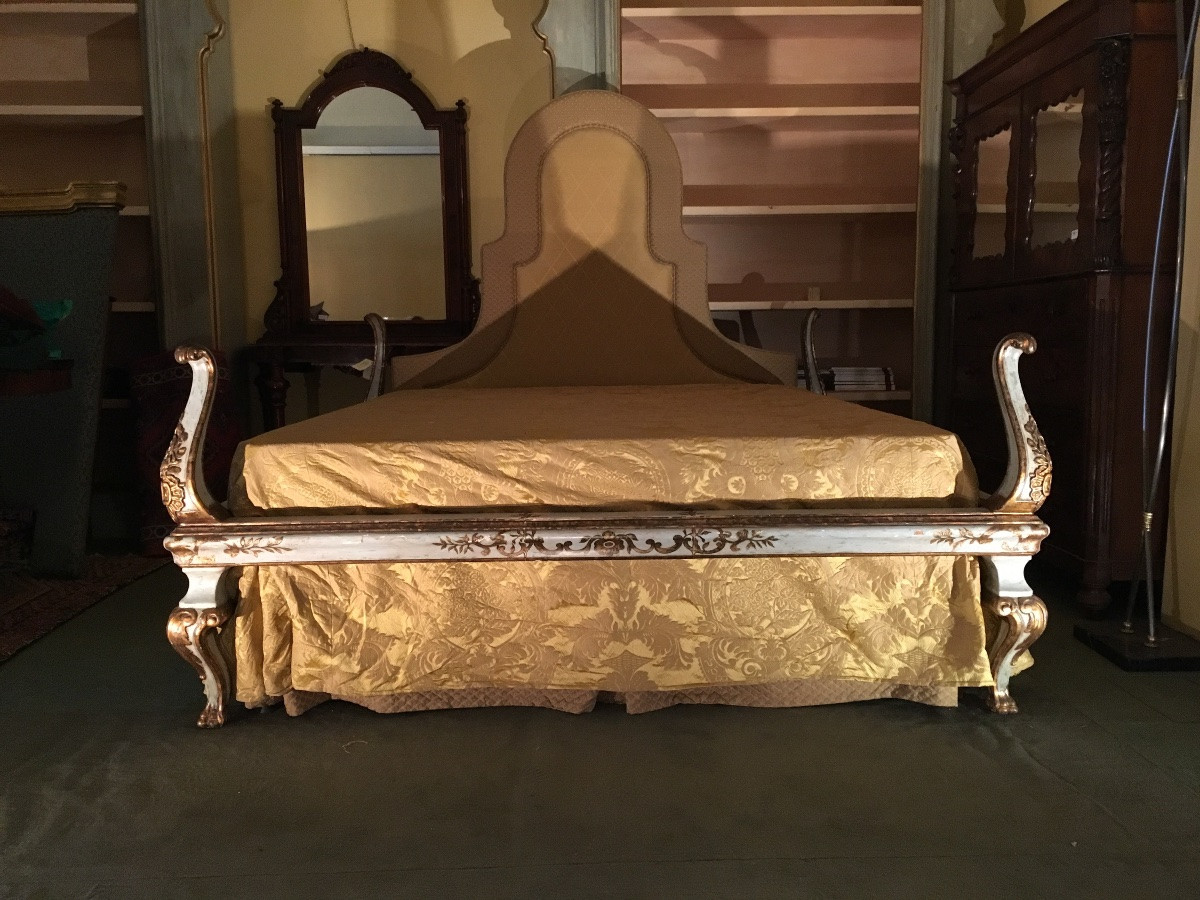 Letto fine Settecento laccato con decori in oro zecchino, testata imbottita e tappezzata.-photo-2