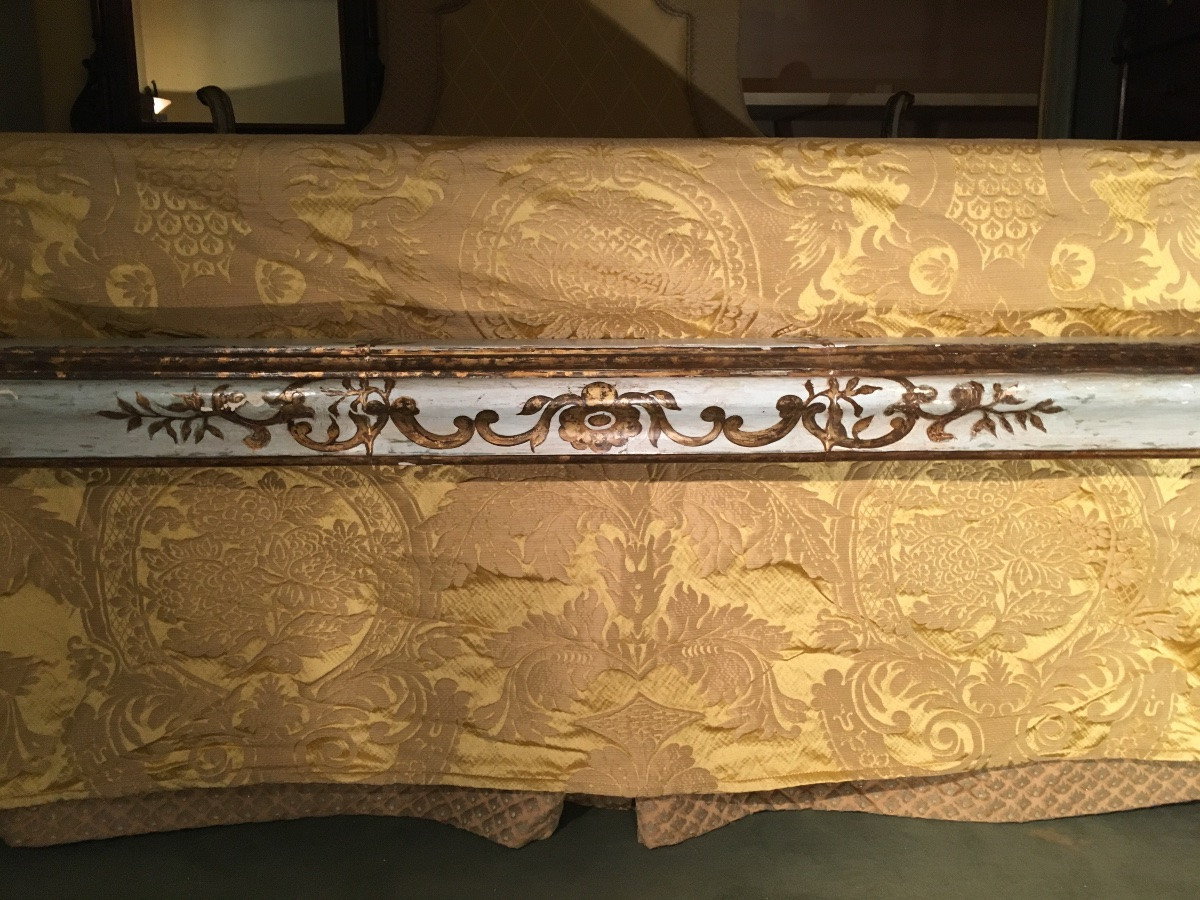 Letto fine Settecento laccato con decori in oro zecchino, testata imbottita e tappezzata.-photo-3