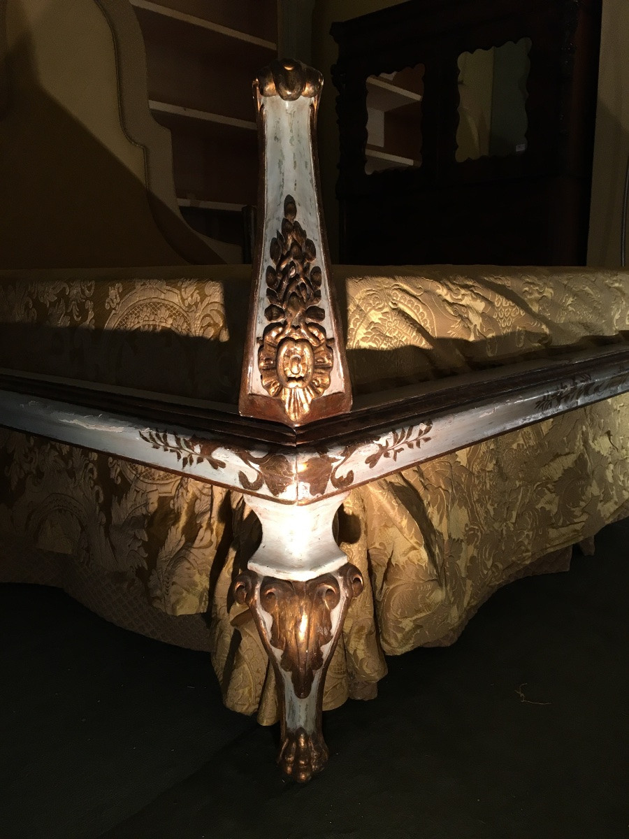 Letto fine Settecento laccato con decori in oro zecchino, testata imbottita e tappezzata.-photo-4