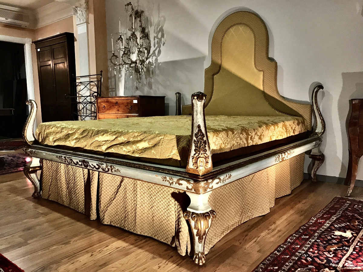Letto fine Settecento laccato con decori in oro zecchino, testata imbottita e tappezzata.