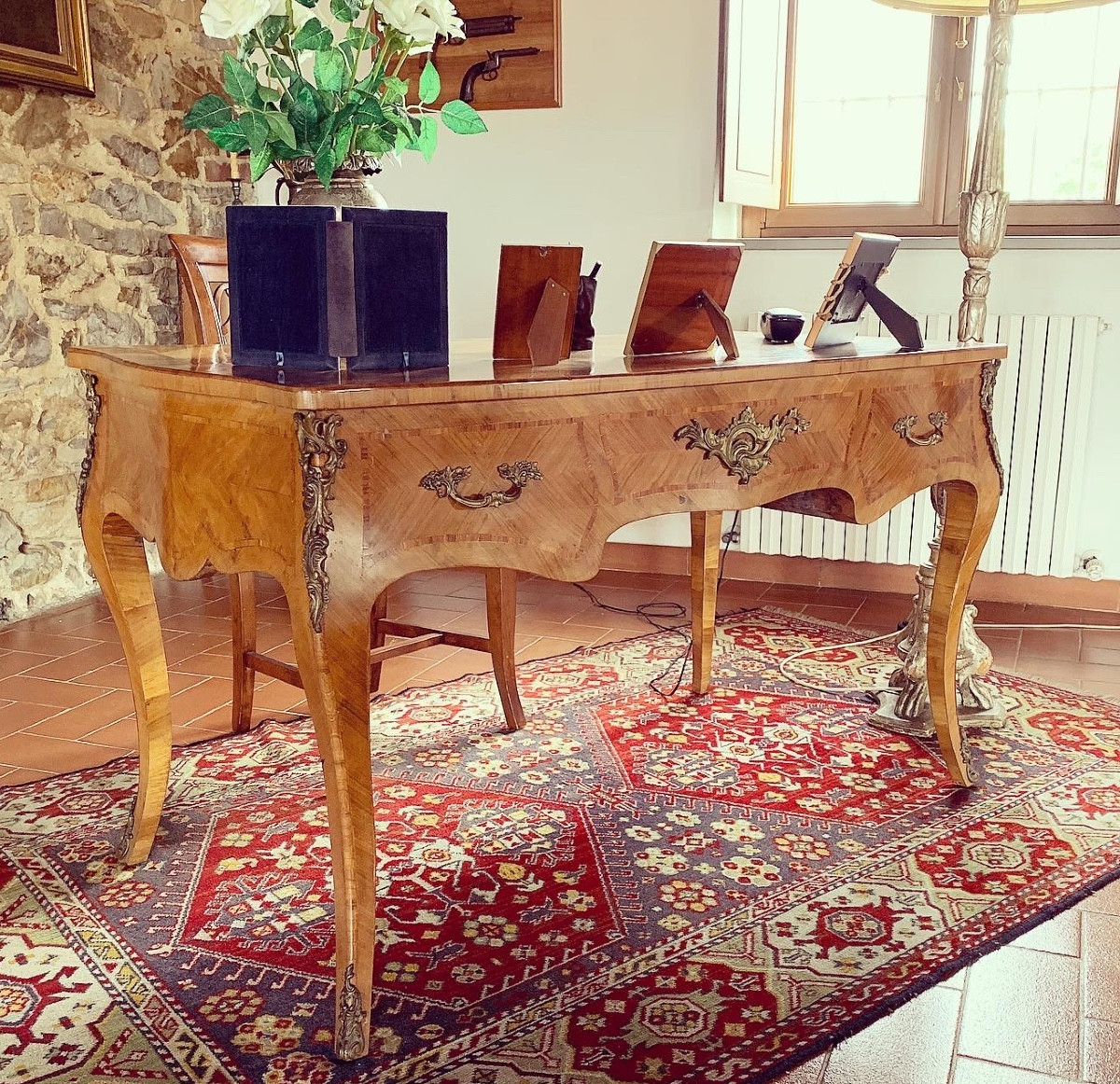 Scrivania in legno di Noce a tre cassetti, Francia primi ‘900.