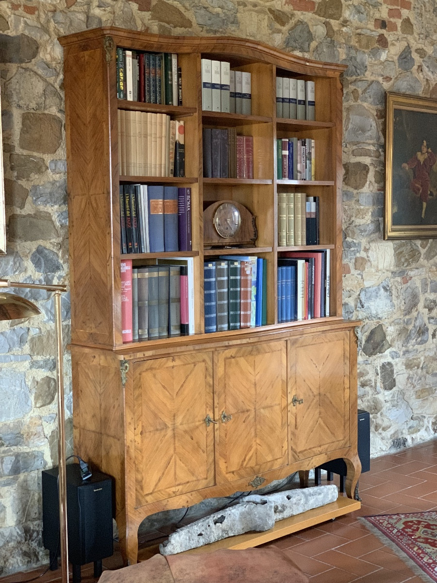 Libreria a tre ante in legno di Noce, Francia primi del ‘900.