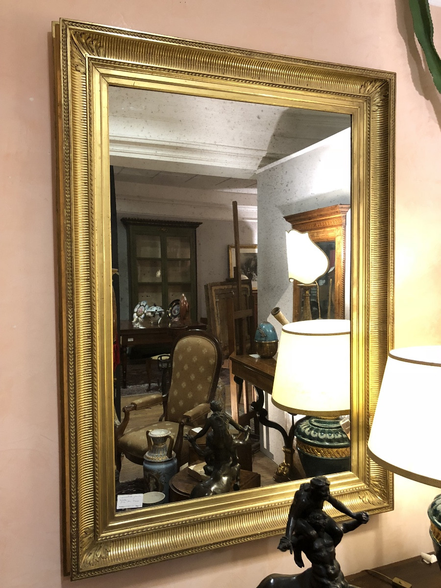 Grande specchiera Francese della fine dell’ottocento con cornice integra finitura foglia oro.