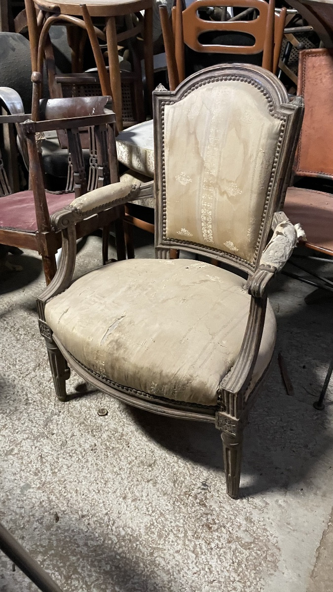 Poltrona Luigi XVI in legno intagliato, XVIII secolo, gambe troncoconiche.