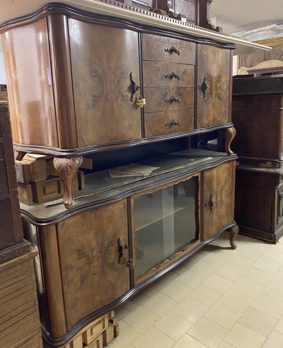 Credenza in radica di noce con fianchi mossi piano Ebanizzato con vetro sagomato. 