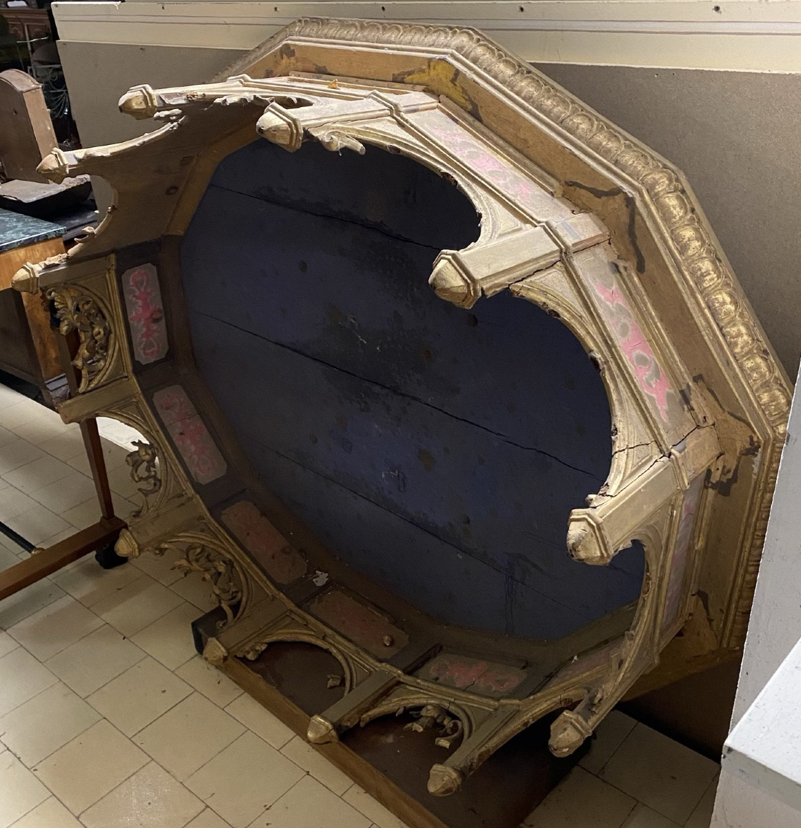 Ornamento ecclesiastico del XVIII secolo con parti laccate e finiture in foglia d’oro."