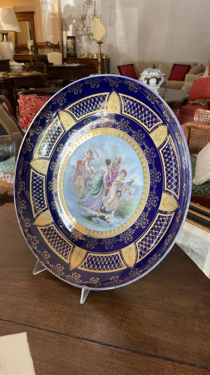 Coppia di piatti in porcellana austriaca, finemente decorati con pigmenti in oro.-photo-4