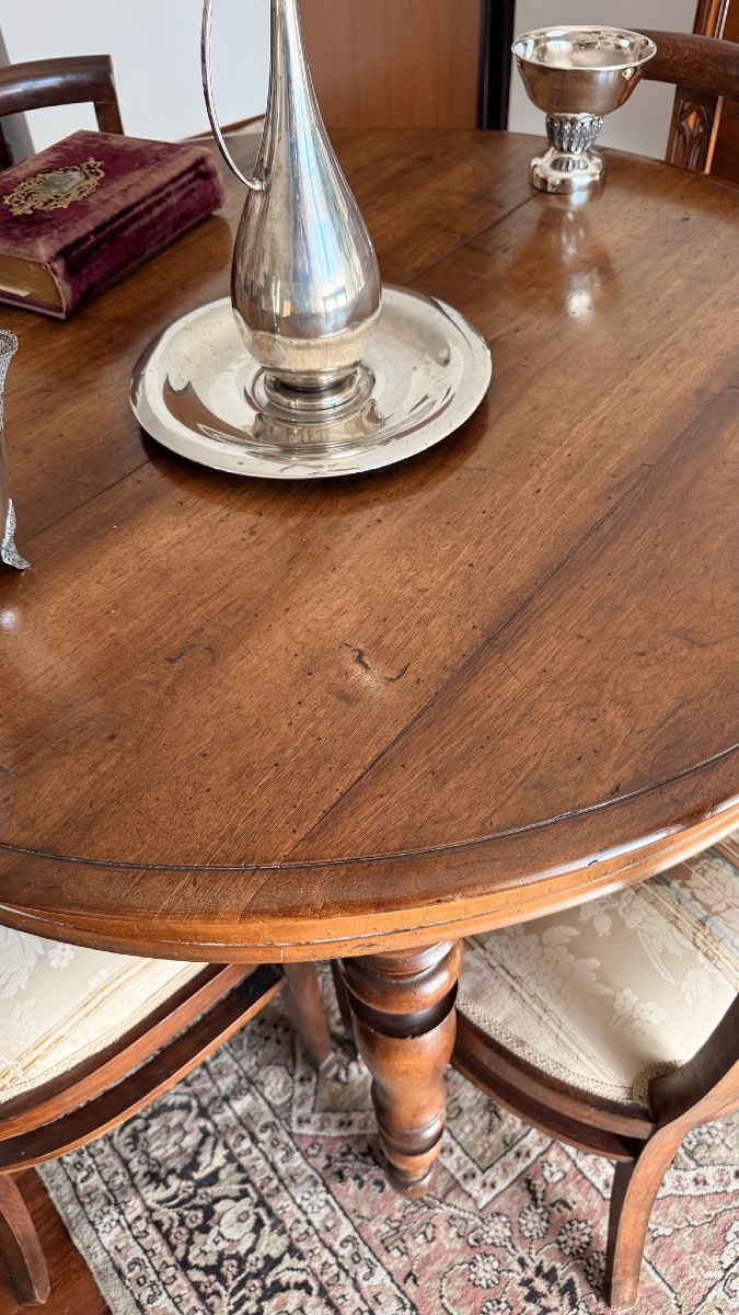 Tavolo rotondo allungabile con prolunghe originali, realizzato in noce massello fine del XIX.-photo-2