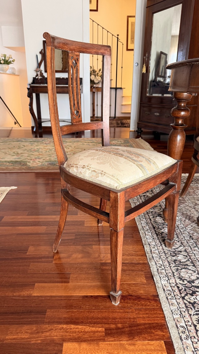 Tavolo rotondo allungabile con prolunghe originali, realizzato in noce massello fine del XIX.-photo-3