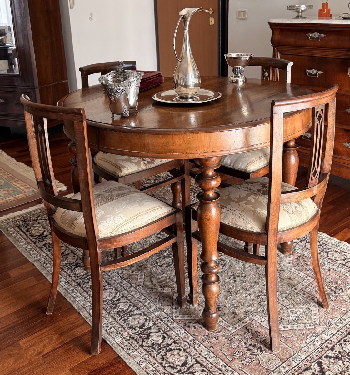 Tavolo rotondo allungabile con prolunghe originali, realizzato in noce massello fine del XIX.