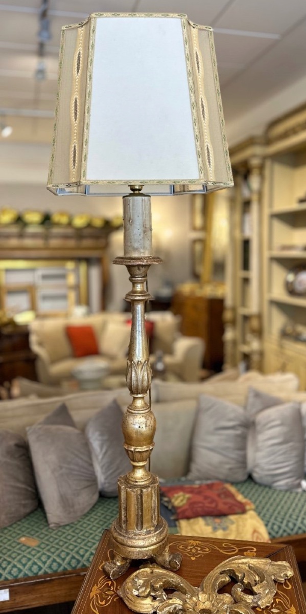 Lampada da tavolo ricavata da candeliere antico in legno dorato – Toscana, metà XIX secolo