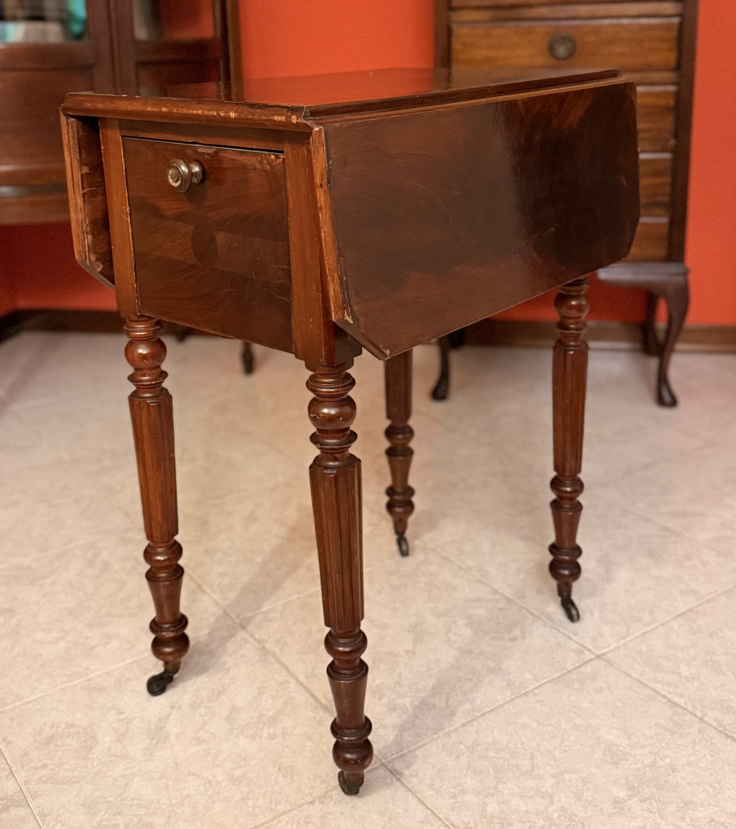 Elegante Tavolino a Bandelle in Mogano Stile Luigi Filippo (Metà XIX Secolo)