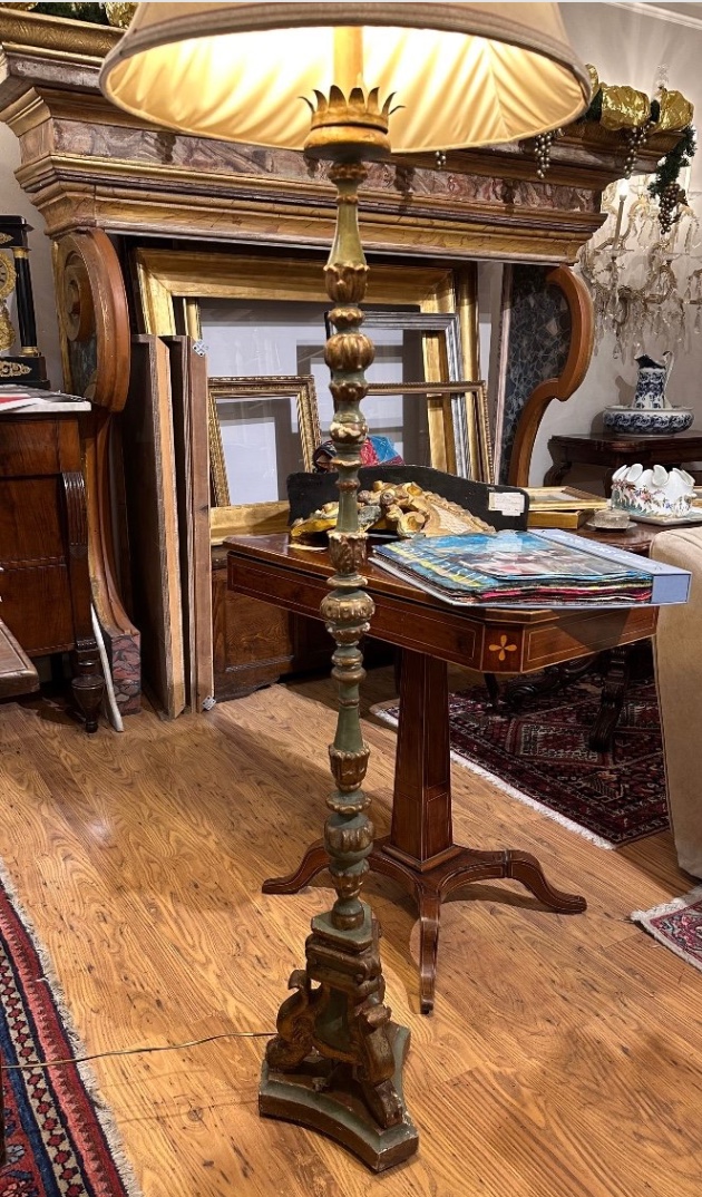 Torciera in legno, primi ’800, in lacca e oro con paralume in tessuto