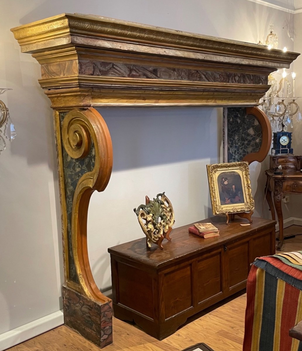 Cornice di camino toscana del XVIII secolo, realizzata in legno finemente intagliato e decorato