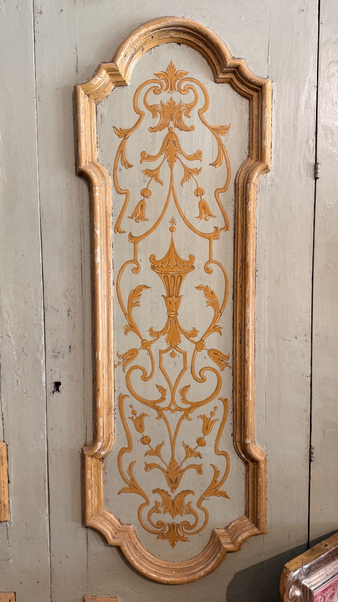 Porta antica con stipite e cardini originali, finemente decorata, di provenienza napoletana.-photo-2