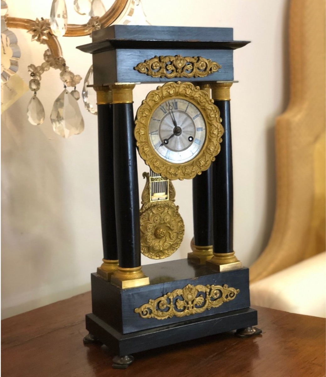 Orologio a pendolo in stile Impero, risalente al XIX secolo