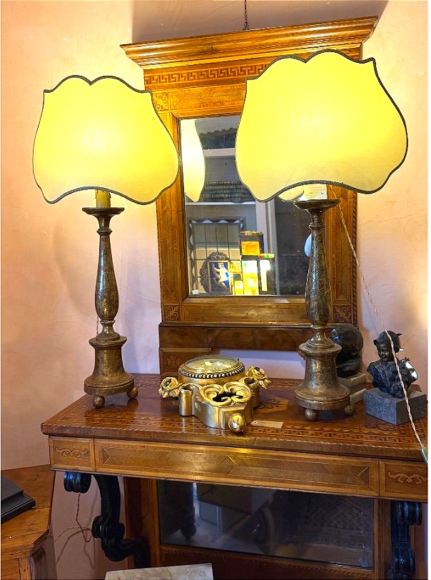 Coppia di candelieri in legno dorato con ventola in pergamena – Toscana, primo Ottocento-photo-2