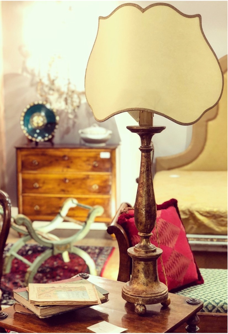 Coppia di candelieri in legno dorato con ventola in pergamena – Toscana, primo Ottocento