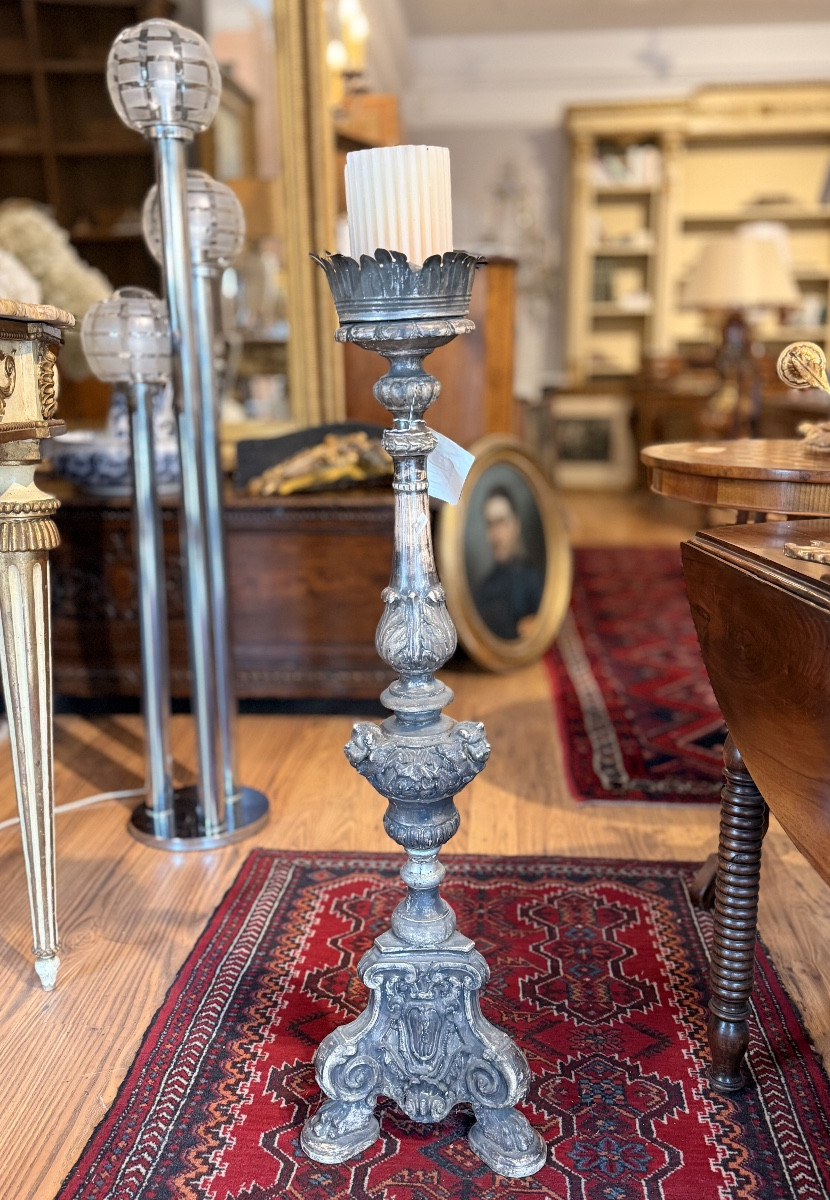 Coppia di Candelieri in Legno Intagliato e Foglia d’Argento Genova, fine XVIII secolo