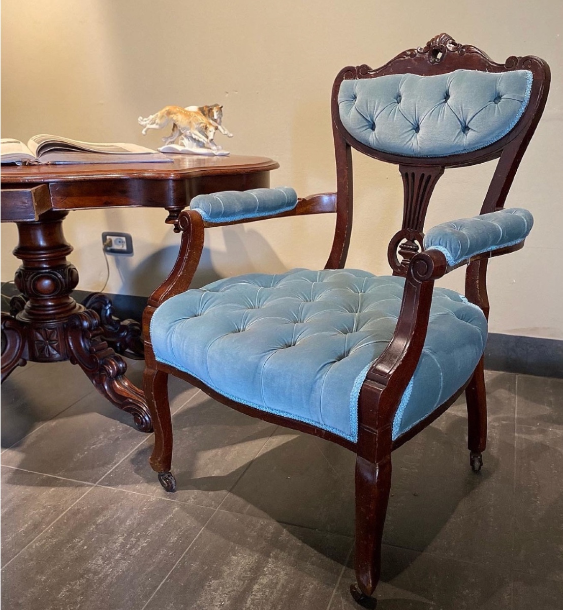 Poltrona inglese in mogano massiccio, fine XIX secolo (circa 1880-1900)