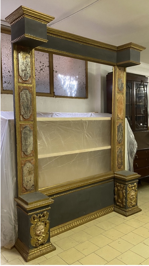 Coppia di maestose colonne architettoniche barocche italiane del XVII secolo