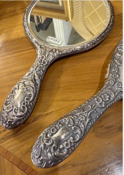 S﻿et da toeletta in argento composto da tre pezzi, formato da specchio, spazzola e spazzolina.-photo-2