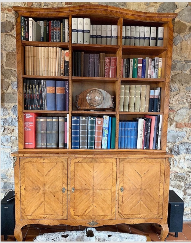 Libreria a tre ante in legno di noce, manifattura francese dei primi del Novecento.