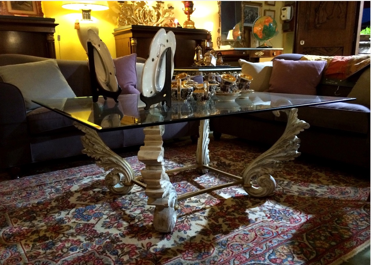 Tavolo da fumo con fregi lignei del XVIII secolo