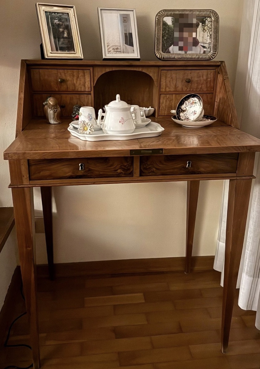 Ribalta del XIX secolo realizzata in legno massello di noce con raffinati inserti in acero