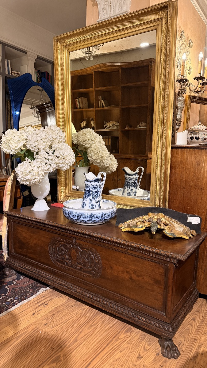 Cassapanca rinascimentale toscana in noce, databile alla fine del XIX secolo.