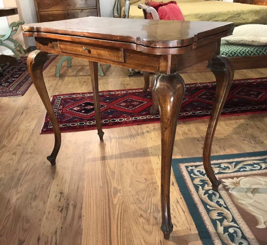 Tavolino a libro in noce e radica di noce – Fine XIX secolo