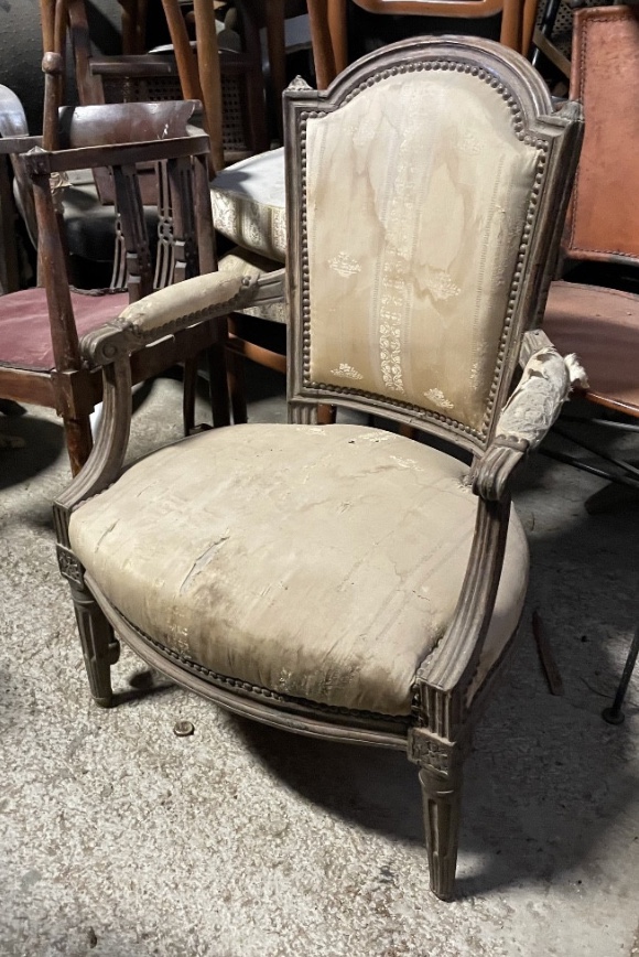 Elegante poltrona Luigi XVI del XVIII secolo in legno intagliato