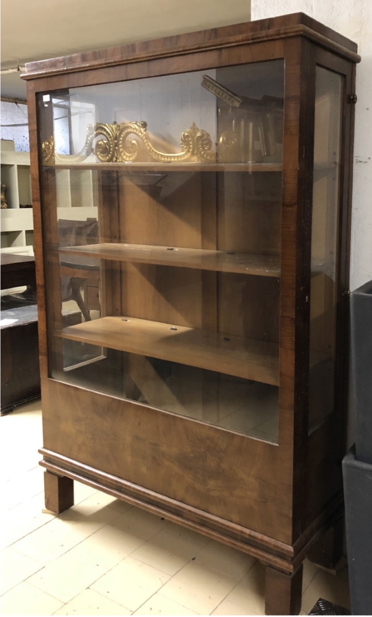 Elegante libreria/vetrina Biedermeier in pregiata radica di noce