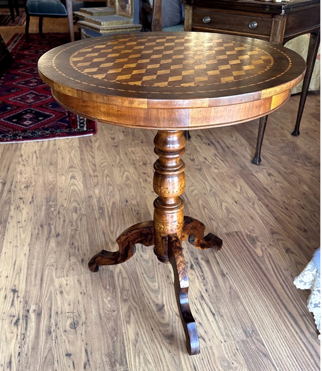 Tavolino Sorrentino rotondo in noce massello – Intarsi geometrici in acero e noce – Fine XIX 