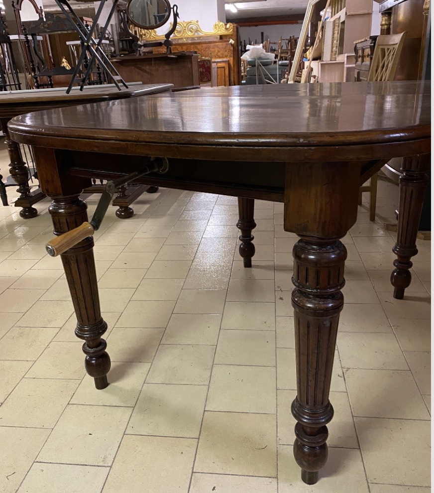 Tavolo da pranzo allungabile in mogano inglese, fine XIX secolo (circa 1880-1900)