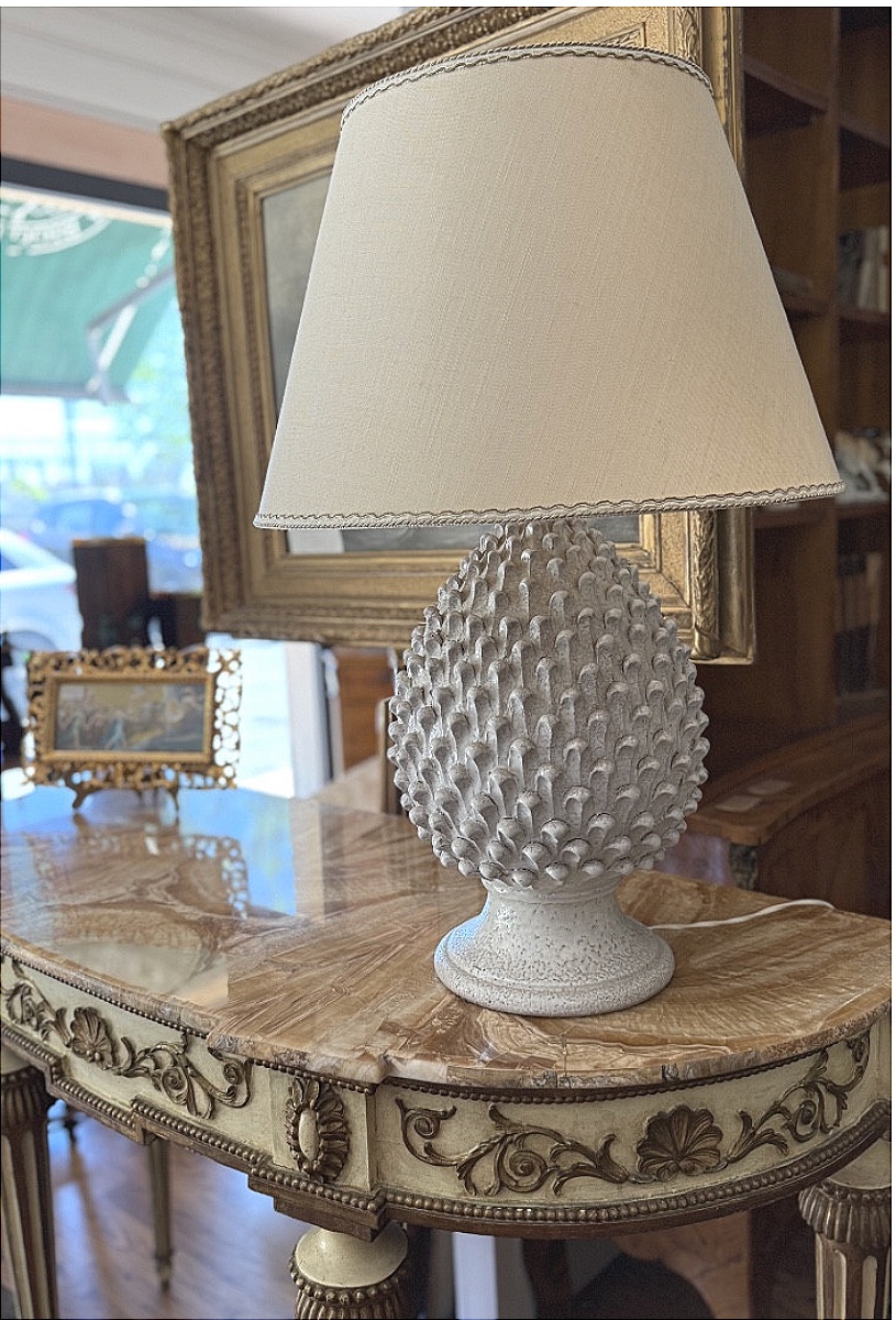 Lume da tavolo a forma di pigna, realizzato in ceramica e riconducibile alla tradizione decorat