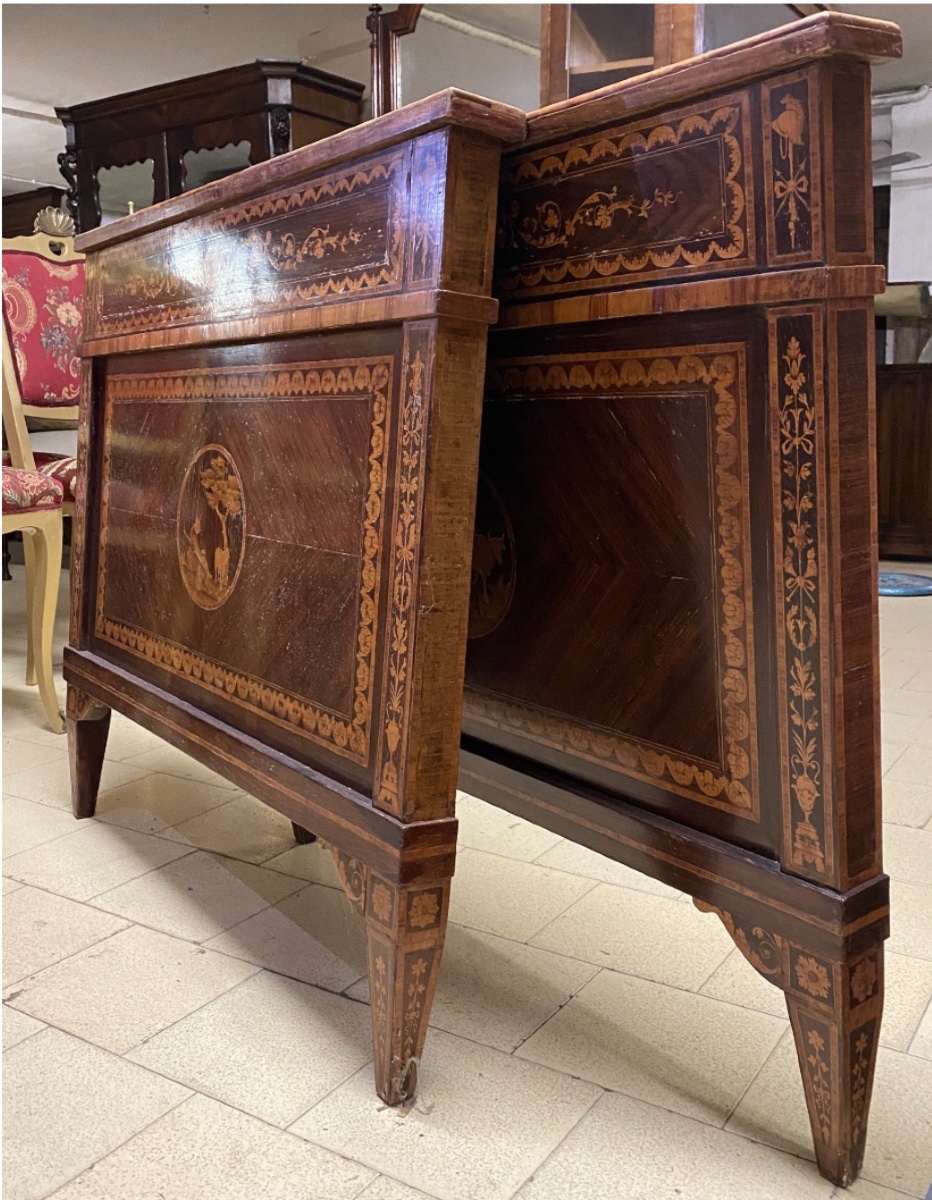 Letto in stile Luigi XVI realizzato in legno con raffinati intarsi decorativi.-photo-1