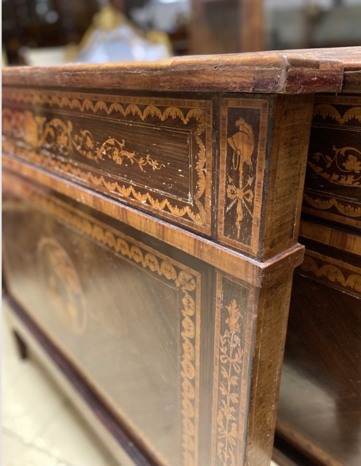 Letto in stile Luigi XVI realizzato in legno con raffinati intarsi decorativi.-photo-2