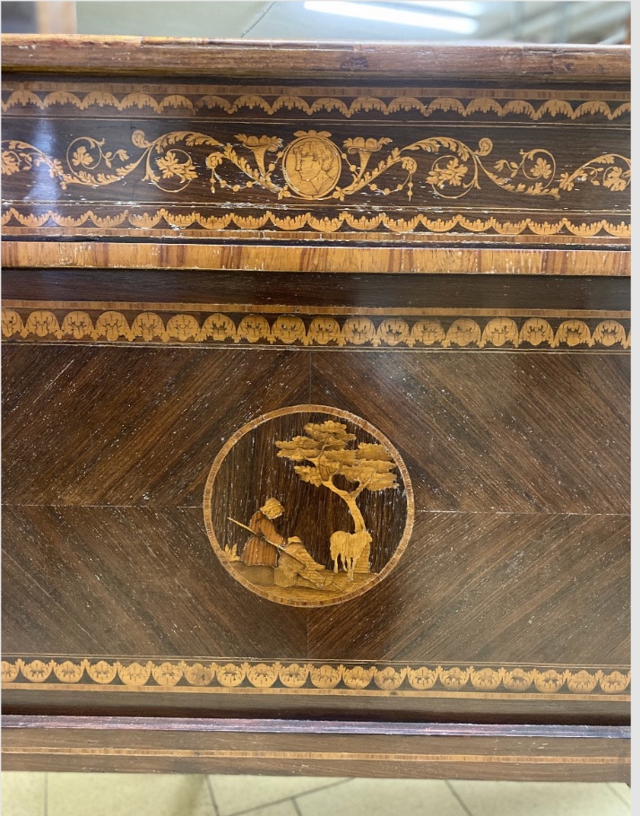 Letto in stile Luigi XVI realizzato in legno con raffinati intarsi decorativi.-photo-3