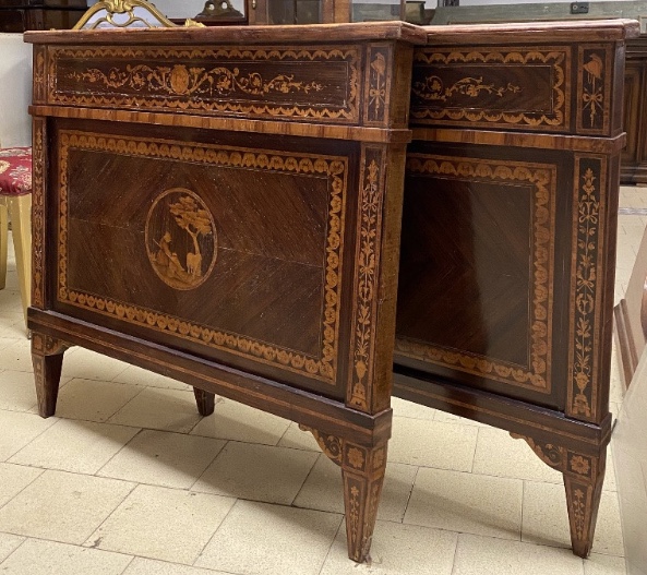 Letto in stile Luigi XVI realizzato in legno con raffinati intarsi decorativi.